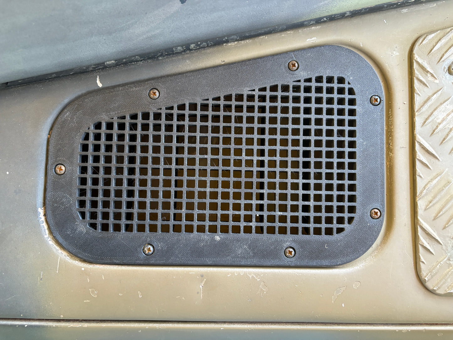 Perentie and Defender Guard Air Intake Vent Right Side AWR2214